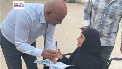 لفتة إنسانية.. رئيس لجنة بالفيوم يتوجه لـ «قعيدة» للإدلاء بصوتها 
