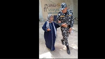لفتات إنسانية..الشرطة تقدم يد المساعدة للمواطنين للإدلاء بصوتهم فى الانتخابات