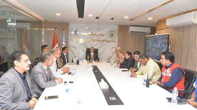 في اليوم الثاني للتصويت.. محافظ أسيوط يطمئن على انتظام لجان انتخابات الشيوخ