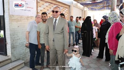 ماسك الطفلة بأيده.. محافظ المنيا يتفقد سير انتخابات مجلس الشيوخ 