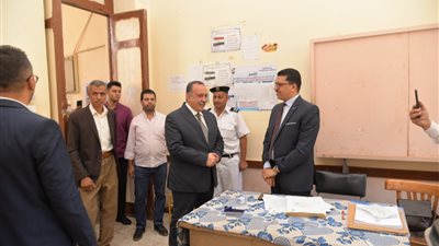 لليوم الثاني.. محافظ أسيوط يواصل جولاته الميدانية على اللجان الانتخابية  