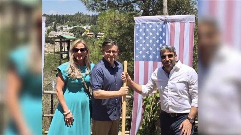 مايك جونسون في الضفة