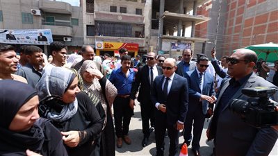 محافظ كفرالشيخ يتفقد سير انتخابات مجلس الشيوخ 2025 بمدرسة أحمد زويل الثانوية