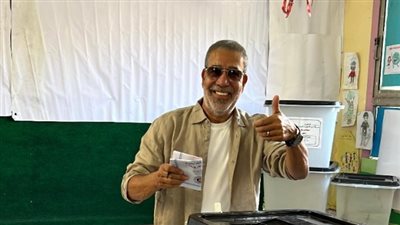 الكاتب مدحت العدل يدلي بصوته في انتخابات مجلس الشيوخ