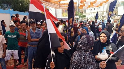 «رغم حرارة الطقس».. سيدات السويس وأطفالهن يتصدرن المشهد الانتخابي