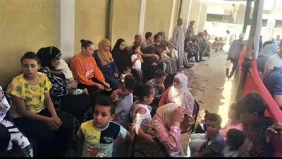 على أنغام «ماشربتش من نيلها».. المواطنون يحتشدون أمام اللجان بمدينة 15 مايو