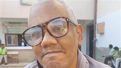 عكاز الإرادة: عم محمد يخطو بثبات نحو صندوق الاقتراع بسوهاج رغم الألم