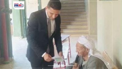 لافتة وطنية.. رئيس لجنة في الفيوم يرافق مسنًا للإدلاء بصوته