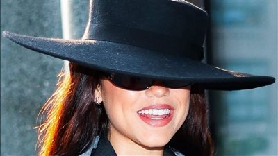 جينا أورتيجا تختار سحر هوليوود القديمة خلال الترويج للموسم الثاني من Wednesday