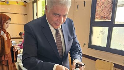 اللواء قاسم حسين يدلي بصوته في انتخابات مجلس الشيوخ بمجمع الملك فهد