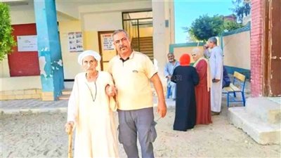 أكبر معمر بالشرقية وأول مأذونة شرعية يدليان بصوتيهما في انتخابات الشيوخ