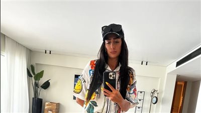 بدلة عصرية وسعرها مفاجأة..غادة عبدالرازق في أول ظهور رسمي بعد كسر قدميها 