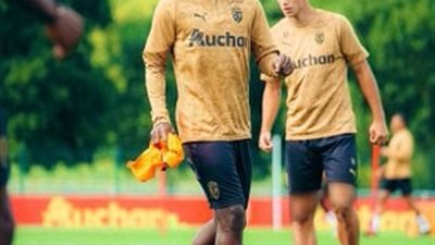 سعود عبد الحميد يُسجل حضوره الأول في تدريبات لانس الفرنسي 