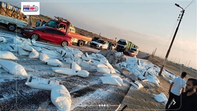 إنقلاب تريلا محمله بالأسمدة الزراعية على طريق الفيوم القاهرة الصحراوي