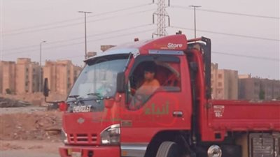 عرض حياة المواطنين للخطر.. طفل يقود سيارة نقل بمدينة أكتوبر 