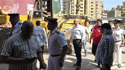 حملة مكبرة لإزالة الإشغالات بشارع 15 مايو في شبرا الخيمة 