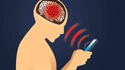 بعد توجيهات الرئيس السيسي.. النوم والبكتيريا ضمن 5 مخاطر لاستخدام الموبايل