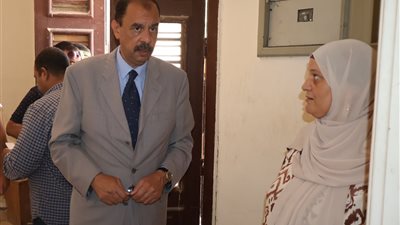 محافظ سوهاج يوجه بإحالة مسئولين للتحقيق بسبب تغيبهم وسوء النظافة