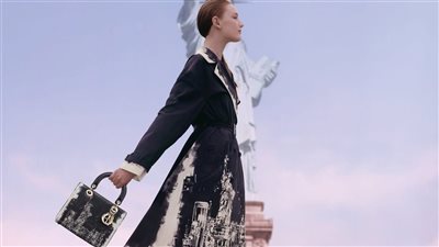 دار Dior تطلق نسخة جديدة من حقيبتها الأيقونية 