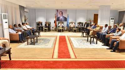 خلال اجتماعه مع رؤساء المراكز والأحياء.. محافظ أسيوط يشدد على محاسبة المقصرين 