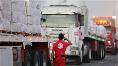 تحرك قافلة المساعدات الإنسانية الـ24 من مصر إلى قطاع غزة عبر معبر كرم أبو سالم