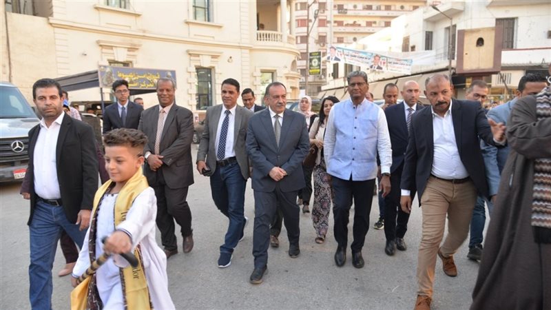 محافظ أسيوط وسفير