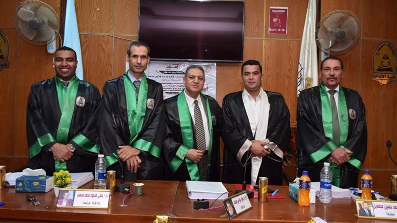 الباحث وأعضاء لجنة