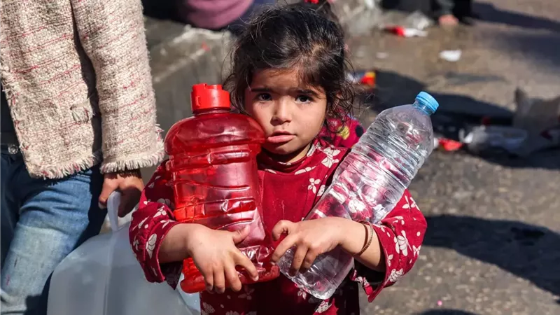 طفلة فلسطينية تحمل