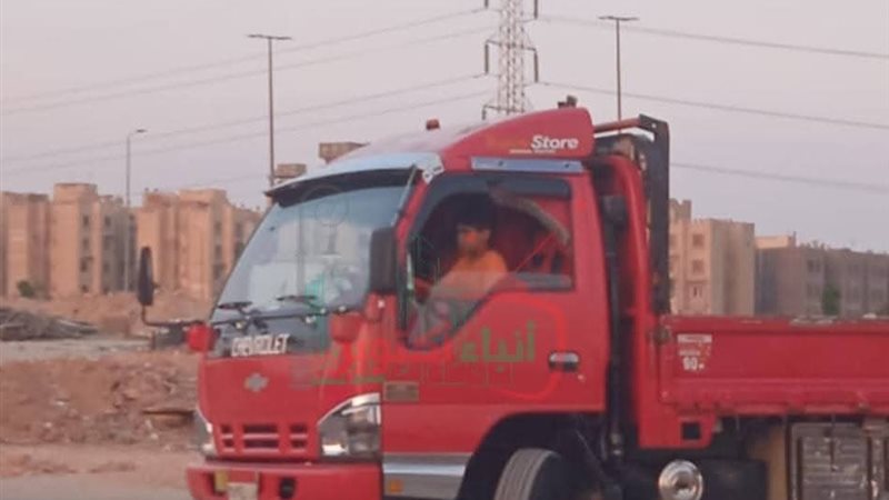 طفل يقود سيارة