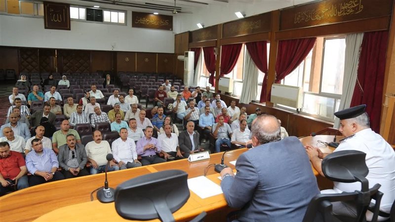 أثناء اجتماع المحافظة