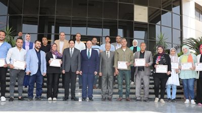 محافظ بني سويف يُكرم قيادات وعاملين متميزين من الديوان العام والوحدات المحلية 