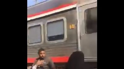 فيديو قديم يوثق لحظة نجاة طفل من الدهس تحت القطار بسبب تهور والده.. شاهد