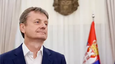 وزير صربي يتعرض لجلطة دماغية على الهواء مباشرة وحالته حرجة (فيديو)