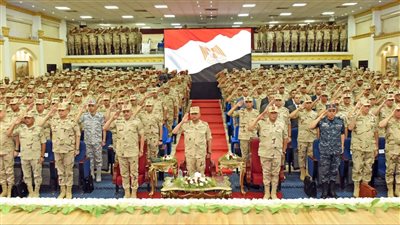 وزير الدفاع والإنتاج الحربى يلتقى بعدد من مقاتلى المنطقة الجنوبية العسكرية‎