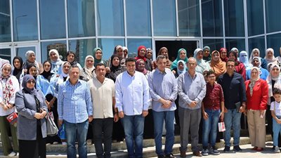 محافظ السويس يلتقي المتدربات والمتطوعين : لدعم تدوير ورد النيل 