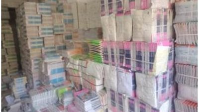 «كتب تحت الأرض».. ضبط مكتبة ومخزن بدون ترخيص وبحوزتهما آلاف النسخ المقلدة