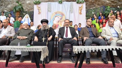 ذكرى مرور العائلة المقدسة.. محافظ أسيوط يزور دير السيدة العذراء بجبل درنكة  