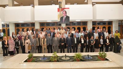 محافظ أسيوط يبحث مع ممثلي المعلمين سبل دعم التعليم وتحسين أوضاعهم 