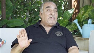 أشرف زكي أول الحضور في جنازة الفنان سيد صادق بمسجد الشرطة