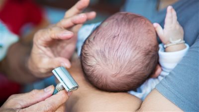 ما حكم حلق شعر المولودة الأنثى وهل هناك فرق بينها وبين المولود الذكر؟