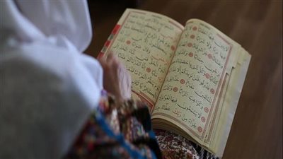 ما حكم تلاوة المرأة القرآن بمحضر من الرجال الأجانب؟.. الإفتاء توضح
