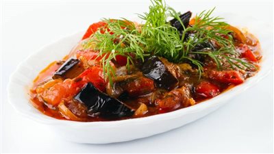 غداء خفيف اليوم..طريقة عمل المسقعة الشرقية والباذنجان المخلل والسلطة الخضراء 