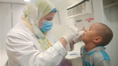 فحص أكثر من 1000حالة وتقديم 3200 خدمة طبية بقافلة للصحة ببني سويف