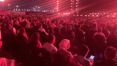 تامر عاشور يبدأ حفله في العلمين بأغنية 