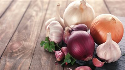 دراسة حديثة تكشف تأثير تناول الثوم والبصل قبل النوم على صحة الجسم