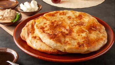 فطار صعيدي أصيل.. وصفة الفطير المشلتت والجبنة القديمة والقشطة والعسل