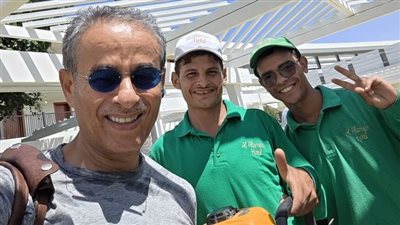 مع العمال وبائع الفريسكا.. محمد العبار يواصل دعم العمالة المصرية في مراسي