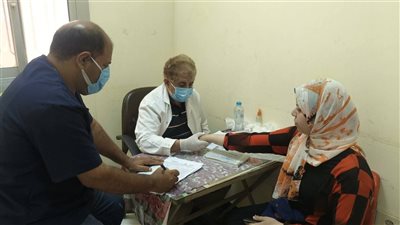 صحة المنيا تقدم خدماتها الطبية لـ1296 مواطنًا بقرية نزلة العمودين بسمالوط
