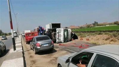 رئيس مركز الزقازيق بالشرقية يتابع حادث انقلاب سيارة زيت طعام على طريق الزنكلون