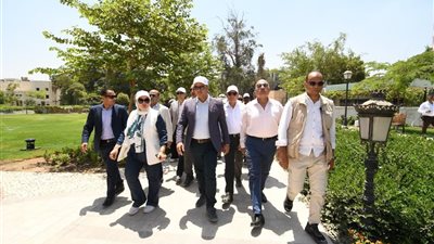 وزير الإسكان ومحافظ القاهرة يتفقدان مشروع إحياء حديقة الأزبكية 